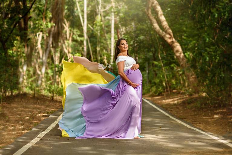 Fotografia de gestante em Cuiabá, com figurino próprio. Fotos em estúdio e externo.