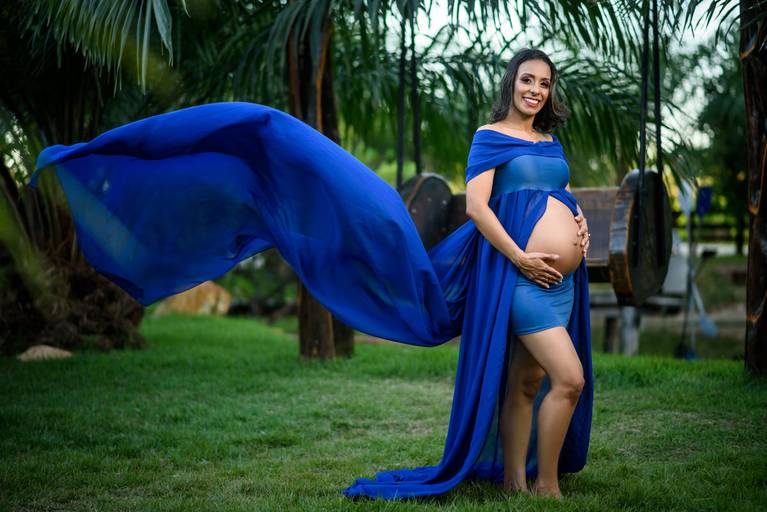 Fotografia de gestante em Cuiabá, com figurino próprio. Fotos em estúdio e externo.