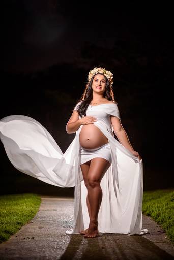 Fotografia de gestante em Cuiabá, com figurino próprio. Fotos em estúdio e externo.