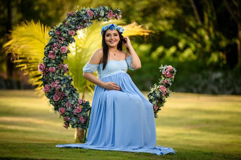 Fotografia de gestante em Cuiabá, com figurino próprio. Fotos em estúdio e externo.