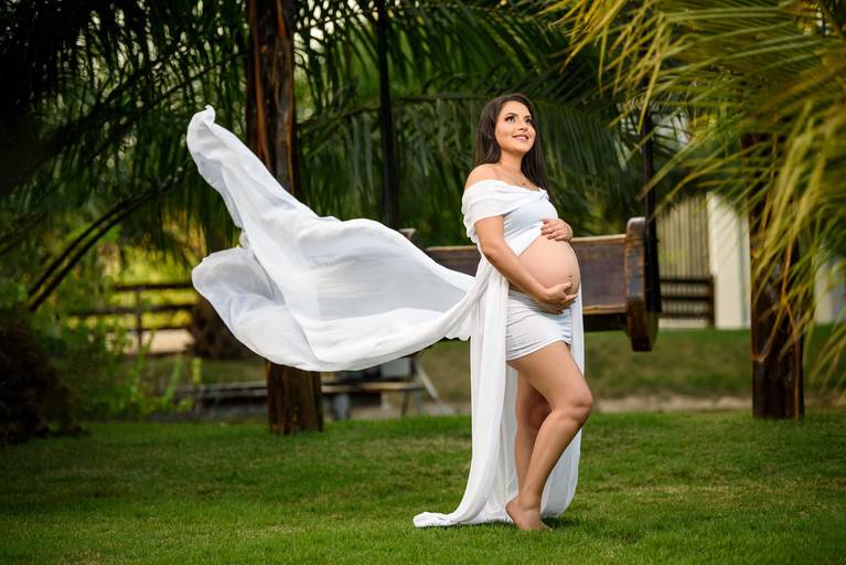 Fotografia de gestante em Cuiabá, com figurino próprio. Fotos em estúdio e externo.
