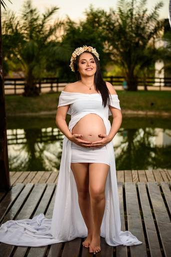 Fotografia de gestante em Cuiabá, com figurino próprio. Fotos em estúdio e externo.