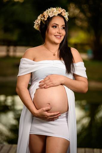 Fotografia de gestante em Cuiabá, com figurino próprio. Fotos em estúdio e externo.
