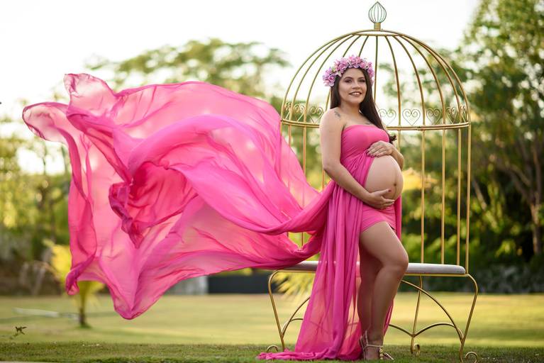 Fotografia de gestante em Cuiabá, com figurino próprio. Fotos em estúdio e externo.