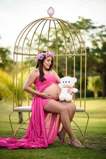 Fotografia de gestante em Cuiabá, com figurino próprio. Fotos em estúdio e externo.