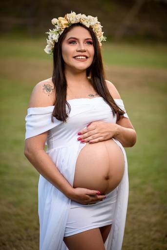 Fotografia de gestante em Cuiabá, com figurino próprio. Fotos em estúdio e externo.