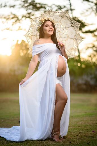 Fotografia de gestante em Cuiabá, com figurino próprio. Fotos em estúdio e externo.