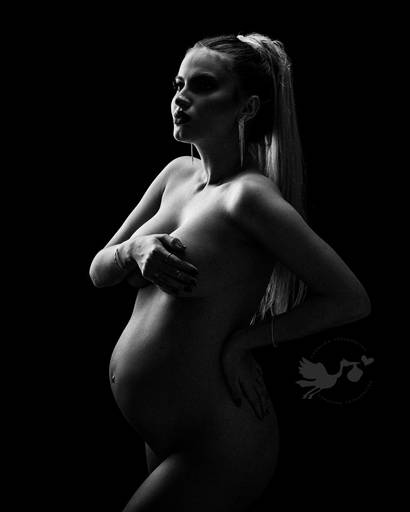 Fotografia de gestante em Cuiabá, com figurino próprio. Fotos em estúdio e externo.