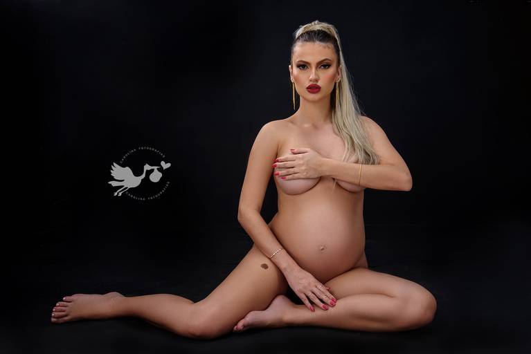 Fotografia de gestante em Cuiabá, com figurino próprio. Fotos em estúdio e externo.