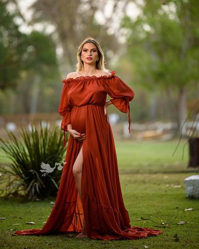 Fotografia de gestante em Cuiabá, com figurino próprio. Fotos em estúdio e externo.