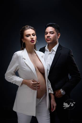 Fotografia de gestante em Cuiabá, com figurino próprio. Fotos em estúdio e externo.