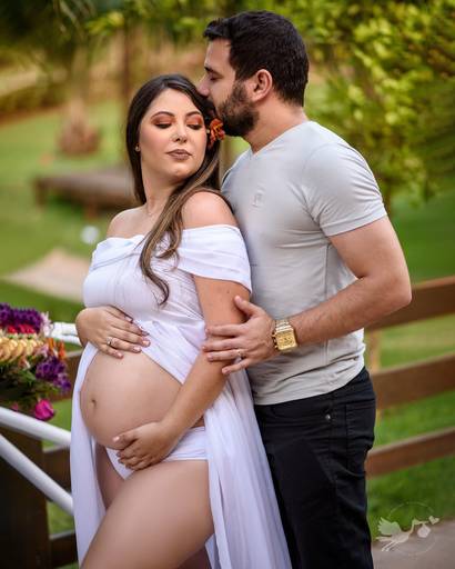 Fotografia de gestante em Cuiabá, com figurino próprio. Fotos em estúdio e externo.