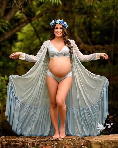 Fotografia de gestante em Cuiabá, com figurino próprio. Fotos em estúdio e externo.
