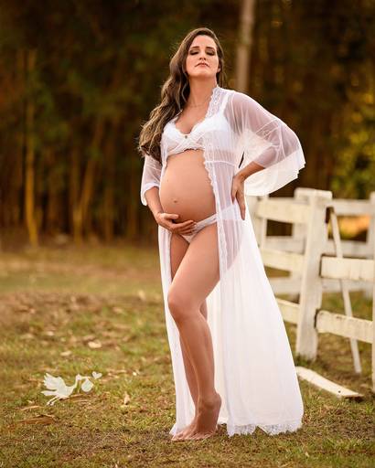 Fotografia de gestante em Cuiabá, com figurino próprio. Fotos em estúdio e externo.