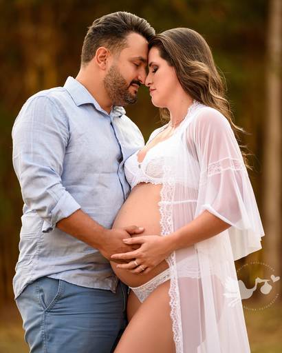 Fotografia de gestante em Cuiabá, com figurino próprio. Fotos em estúdio e externo.