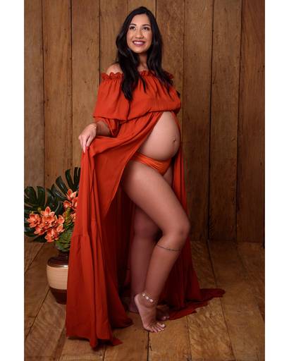 Fotografia de gestante em Cuiabá, com figurino próprio. Fotos em estúdio e externo.