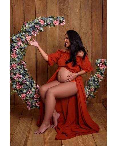 Fotografia de gestante em Cuiabá, com figurino próprio. Fotos em estúdio e externo.