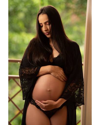Fotografia de gestante em Cuiabá, com figurino próprio. Fotos em estúdio e externo.