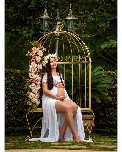 Fotografia de gestante em Cuiabá, com figurino próprio. Fotos em estúdio e externo.