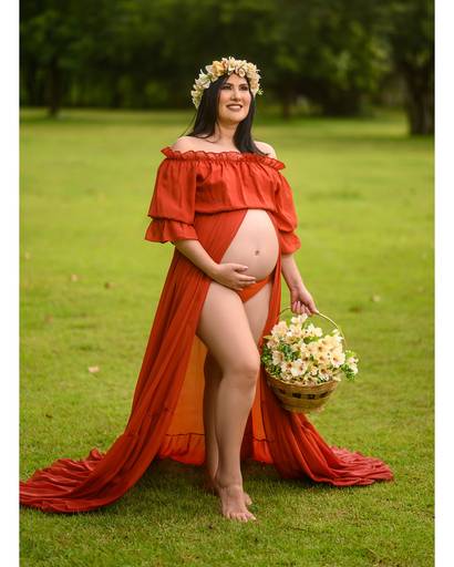 Fotografia de gestante em Cuiabá, com figurino próprio. Fotos em estúdio e externo.