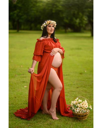 Fotografia de gestante em Cuiabá, com figurino próprio. Fotos em estúdio e externo.