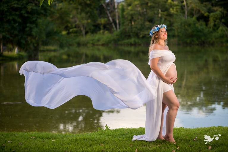 Fotografia de gestante em Cuiabá, com figurino próprio. Fotos em estúdio e externo.