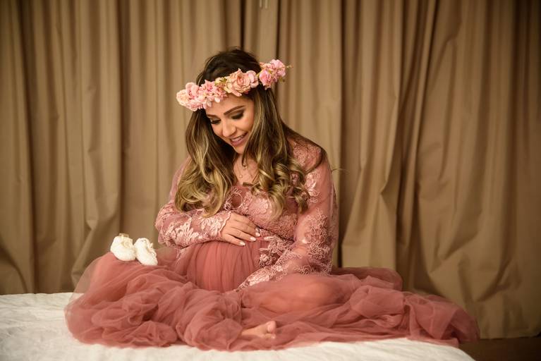 Fotografia de gestante em Cuiabá, com figurino próprio. Fotos em estúdio e externo.