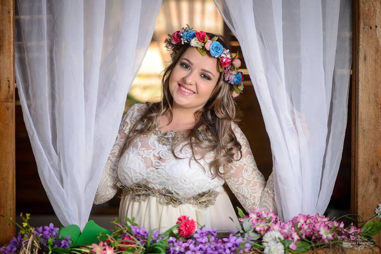 Fotografia de gestante em Cuiabá, com figurino próprio. Fotos em estúdio e externo.