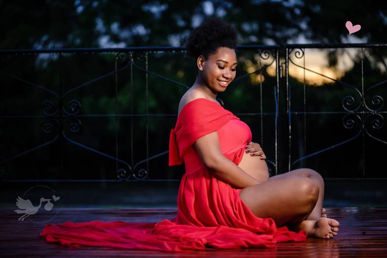 Fotografia de gestante em Cuiabá, com figurino próprio. Fotos em estúdio e externo.