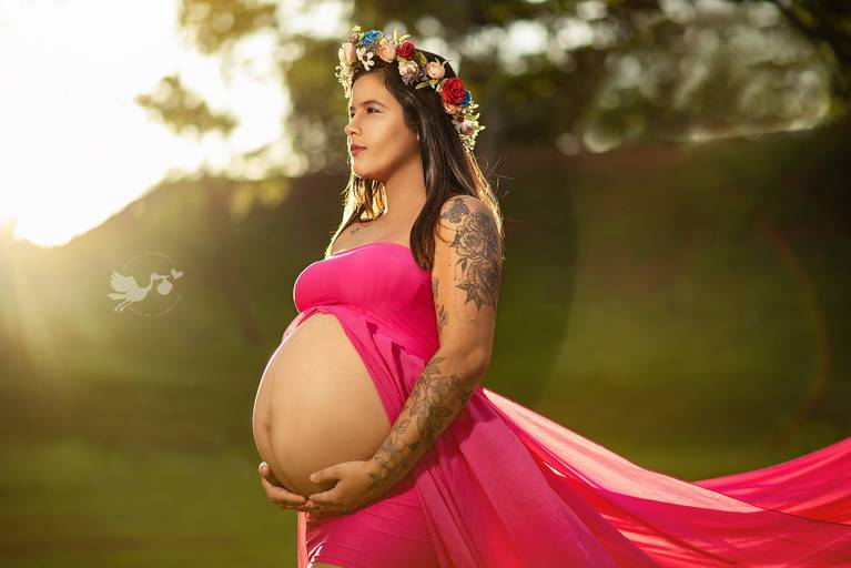 Fotografia de gestante em Cuiabá, com figurino próprio. Fotos em estúdio e externo.