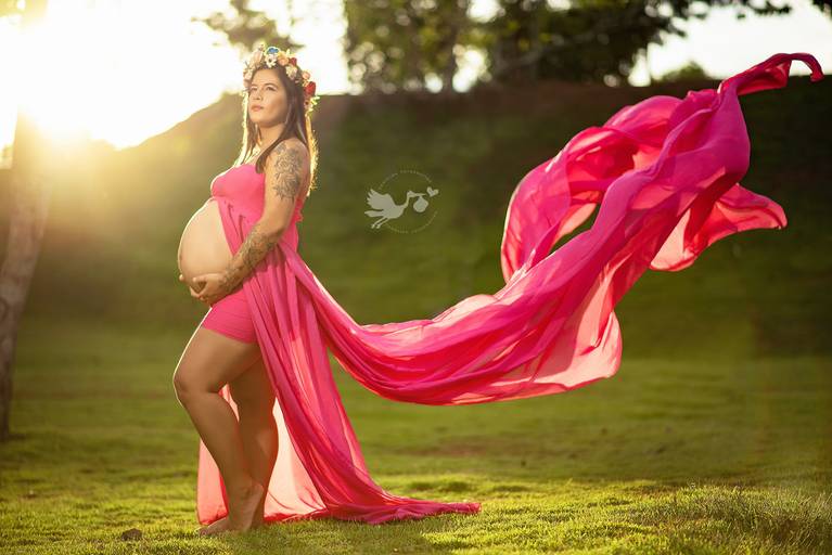 Fotografia de gestante em Cuiabá, com figurino próprio. Fotos em estúdio e externo.