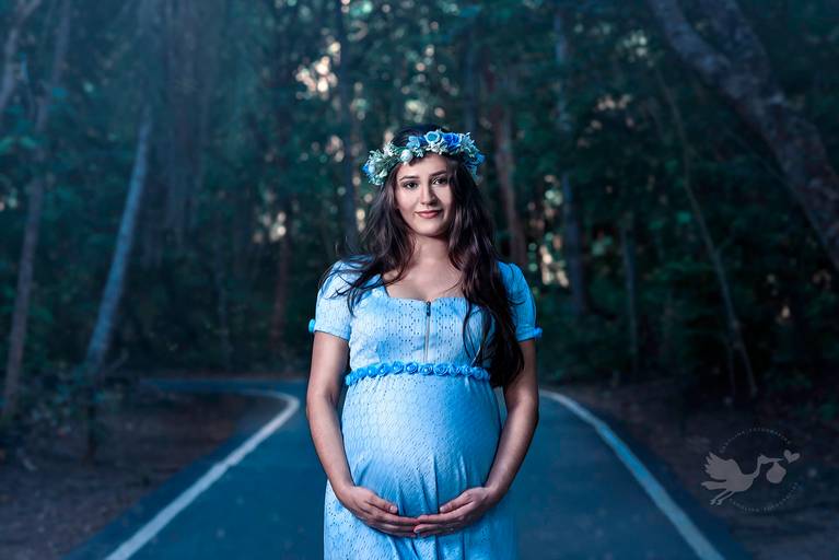 Fotografia de gestante em Cuiabá, com figurino próprio. Fotos em estúdio e externo.