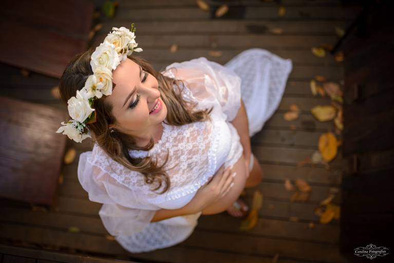 Fotografia de gestante em Cuiabá, com figurino próprio. Fotos em estúdio e externo.