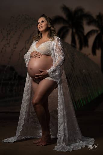 Fotografia de gestante em Cuiabá, com figurino próprio. Fotos em estúdio e externo.