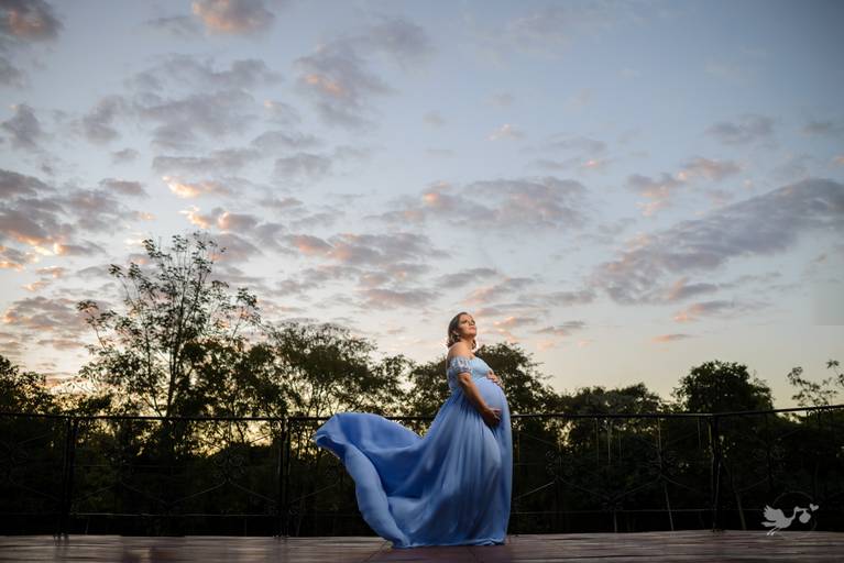 Fotografia de gestante em Cuiabá, com figurino próprio. Fotos em estúdio e externo.
