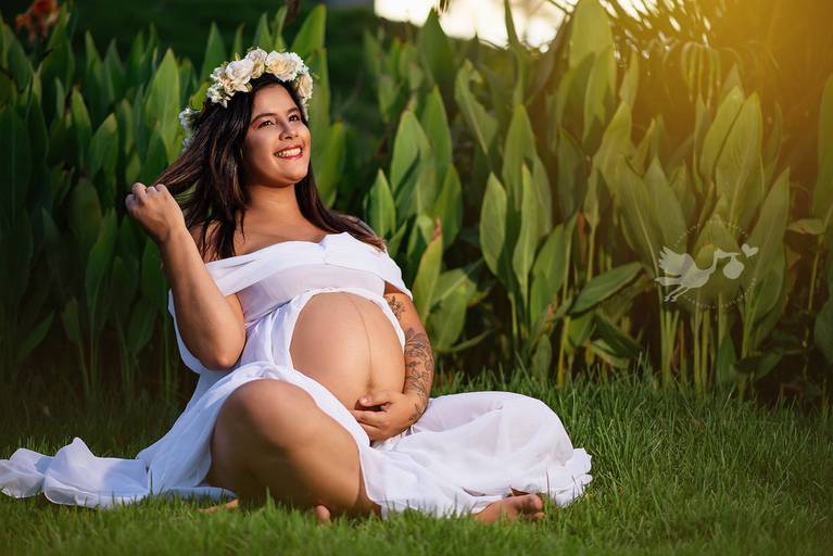 Fotografia de gestante em Cuiabá, com figurino próprio. Fotos em estúdio e externo.