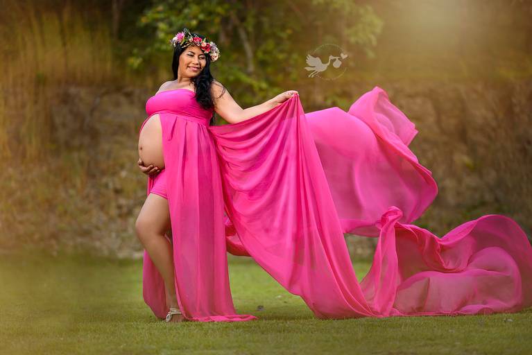 Fotografia de gestante em Cuiabá, com figurino próprio. Fotos em estúdio e externo.