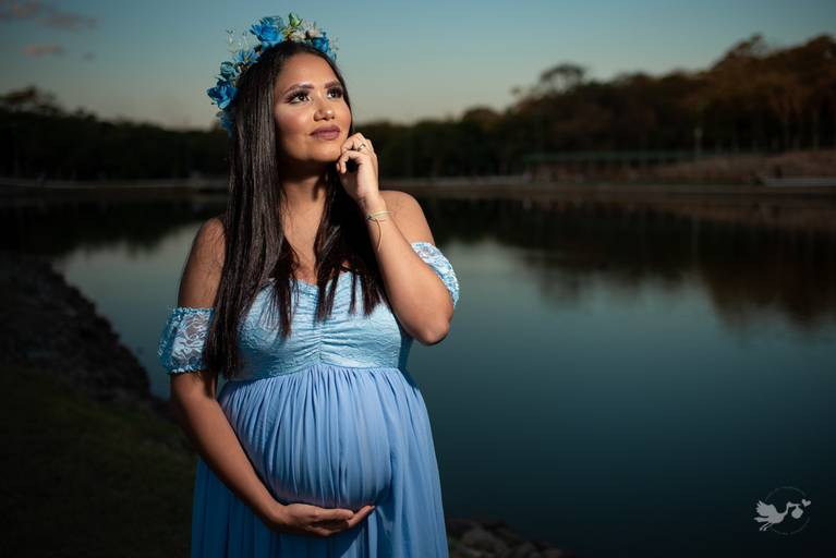 Fotografia de gestante em Cuiabá, com figurino próprio. Fotos em estúdio e externo.