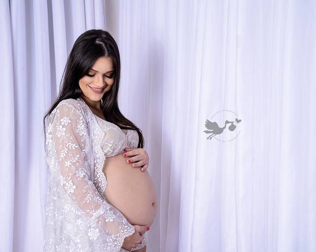 Fotografia de gestante em Cuiabá, com figurino próprio. Fotos em estúdio e externo.