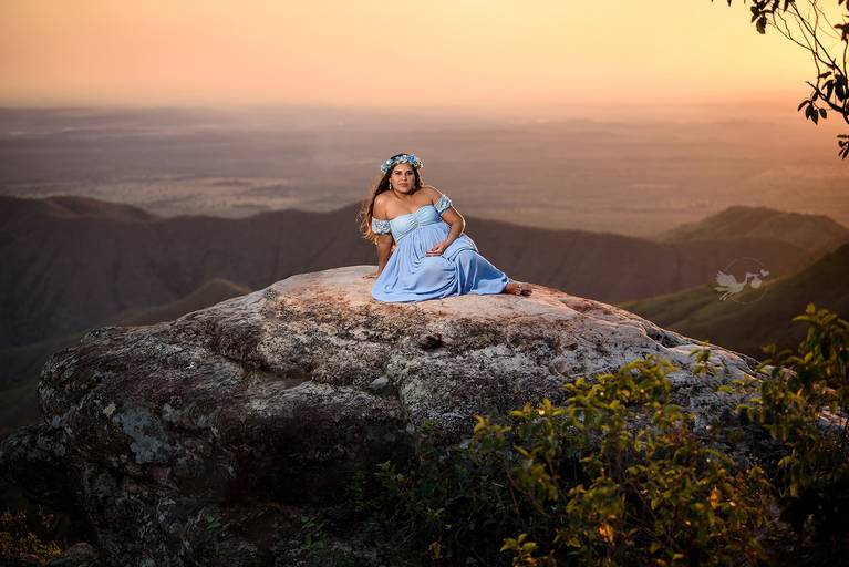 Fotografia de gestante em Cuiabá, com figurino próprio. Fotos em estúdio e externo.