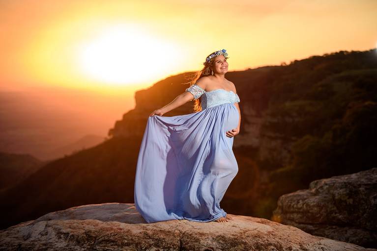 Fotografia de gestante em Cuiabá, com figurino próprio. Fotos em estúdio e externo.