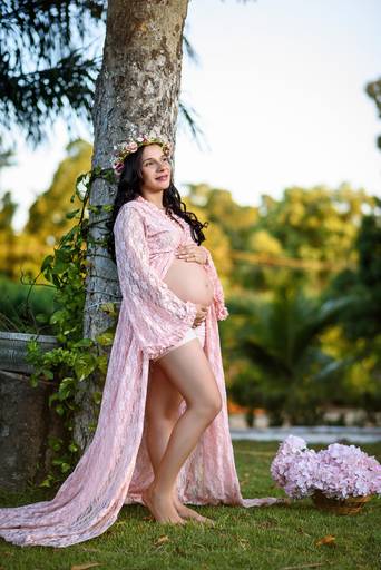 Fotografia de gestante em Cuiabá, com figurino próprio. Fotos em estúdio e externo.