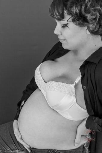 foto gravida em preto e branco