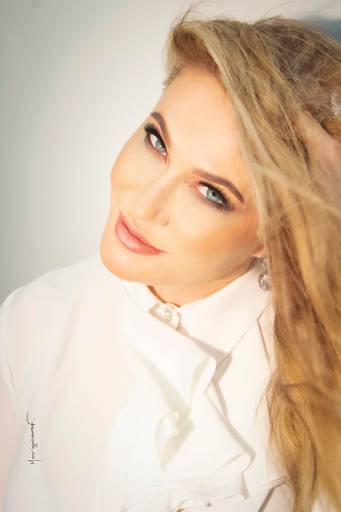 Retrato de Larissa Schultz by Morgana Festugato