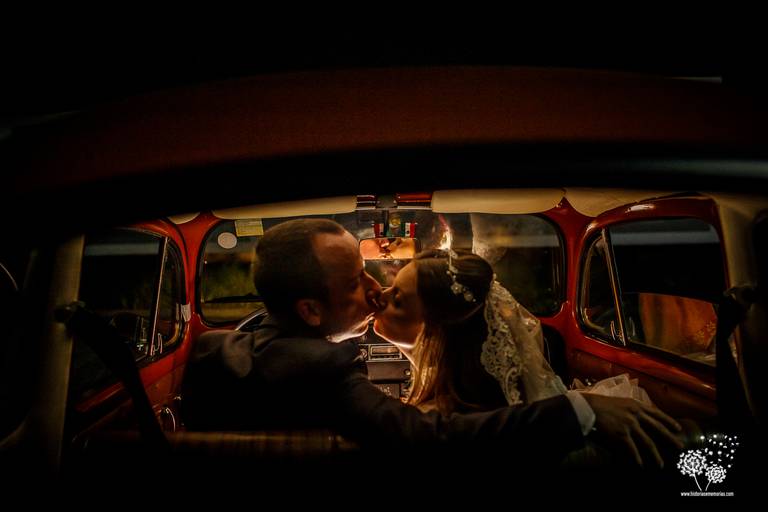 Noivos dentro do fusca