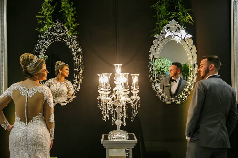 Noivos diante de espelhos 