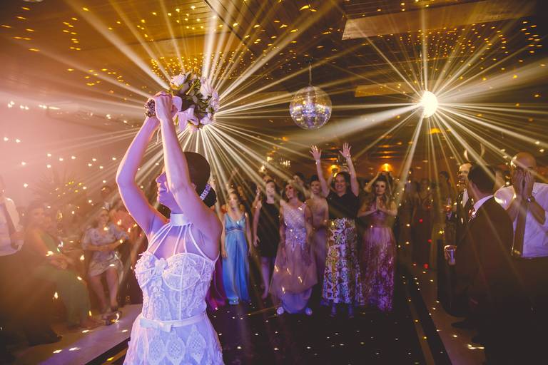 Noiva jogando o bouquet.
