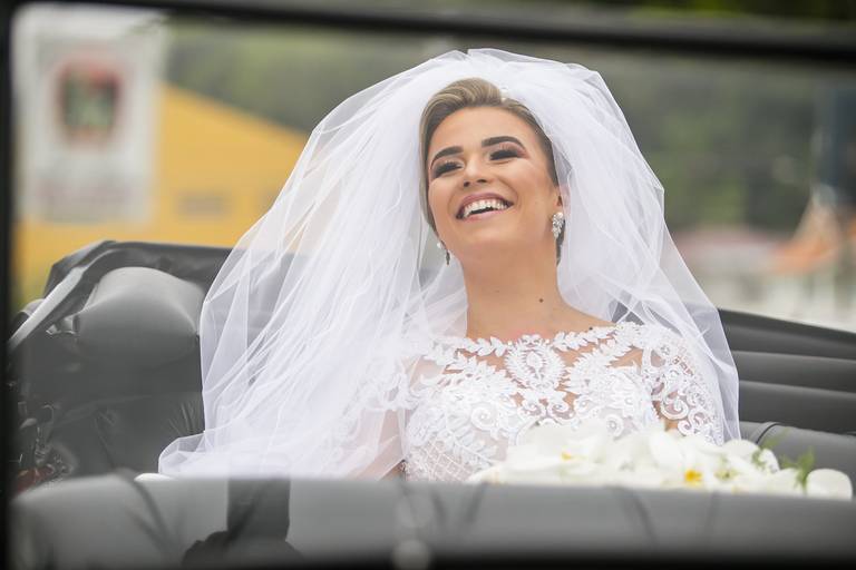Noiva em carro antigo.