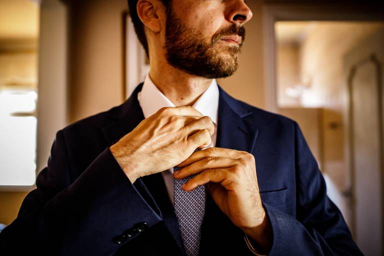 Noivo dando no de gravata