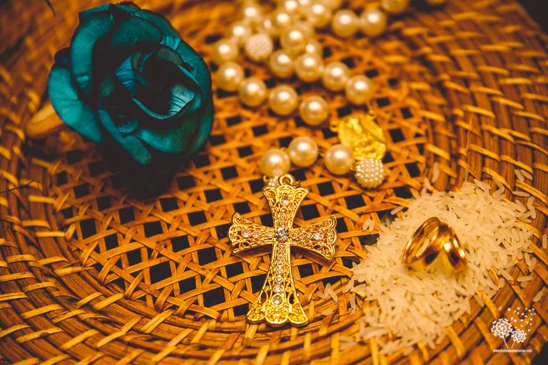 Alianças de casamento.